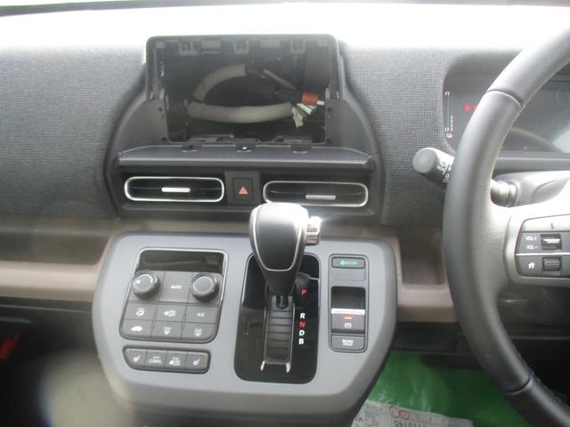 フリード ｅ：ＨＥＶエアー　ＥＸ　スマートキー、衝突防止機能、両側電動スライドドア、ステアリングスイッチ、電子パーキング、オートライト、シートヒーター、ステアリングヒーター、バックカメラ、リアエアコン、３列シート、コネクト機能（27枚目）