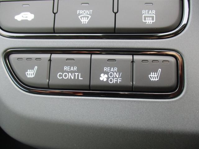 フリード ｅ：ＨＥＶエアー　ＥＸ　スマートキー、衝突防止機能、両側電動スライドドア、ステアリングスイッチ、電子パーキング、オートライト、シートヒーター、ステアリングヒーター、バックカメラ、リアエアコン、３列シート、コネクト機能（29枚目）