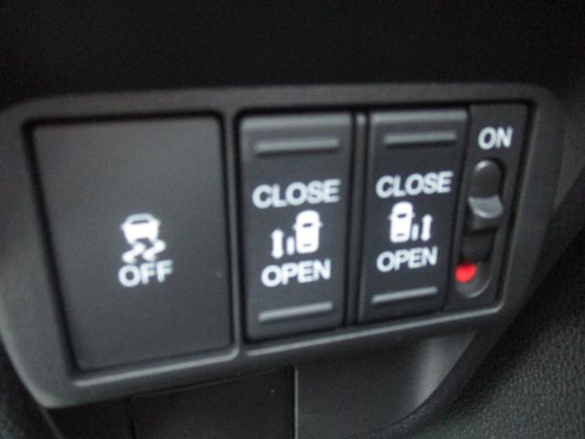 フリード ｅ：ＨＥＶエアー　ＥＸ　スマートキー、衝突防止機能、両側電動スライドドア、ステアリングスイッチ、電子パーキング、オートライト、シートヒーター、ステアリングヒーター、バックカメラ、リアエアコン、３列シート、コネクト機能（31枚目）