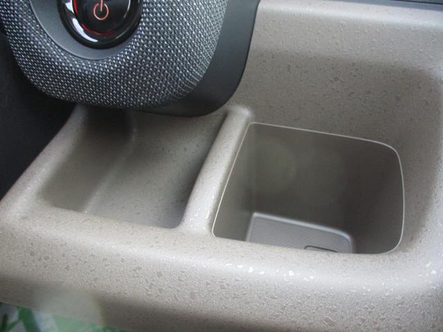 フリード ｅ：ＨＥＶエアー　ＥＸ　スマートキー、衝突防止機能、両側電動スライドドア、ステアリングスイッチ、電子パーキング、オートライト、シートヒーター、ステアリングヒーター、バックカメラ、リアエアコン、３列シート、コネクト機能（39枚目）