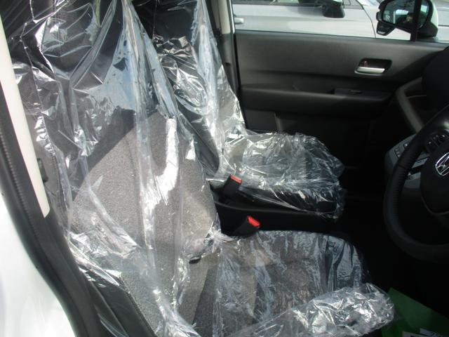 フリード ｅ：ＨＥＶエアー　ＥＸ　スマートキー、衝突防止機能、両側電動スライドドア、ステアリングスイッチ、電子パーキング、オートライト、シートヒーター、ステアリングヒーター、バックカメラ、リアエアコン、３列シート、コネクト機能（43枚目）