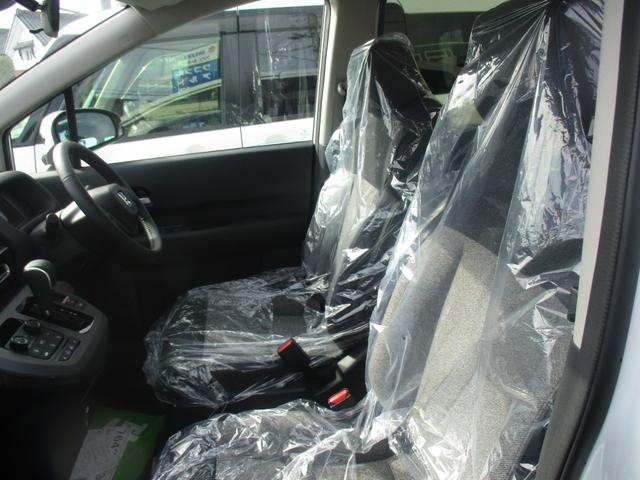 フリード ｅ：ＨＥＶエアー　ＥＸ　スマートキー、衝突防止機能、両側電動スライドドア、ステアリングスイッチ、電子パーキング、オートライト、シートヒーター、ステアリングヒーター、バックカメラ、リアエアコン、３列シート、コネクト機能（44枚目）