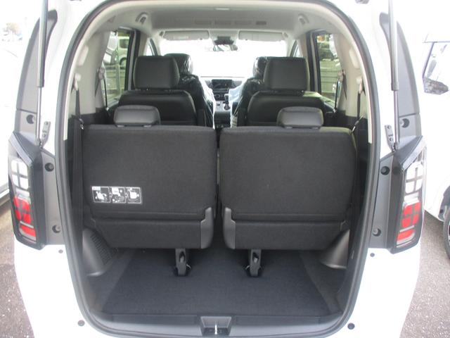 フリード ｅ：ＨＥＶエアー　ＥＸ　スマートキー、衝突防止機能、両側電動スライドドア、ステアリングスイッチ、電子パーキング、オートライト、シートヒーター、ステアリングヒーター、バックカメラ、リアエアコン、３列シート、コネクト機能（50枚目）