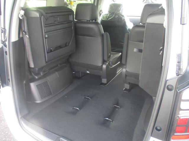 フリード ｅ：ＨＥＶエアー　ＥＸ　スマートキー、衝突防止機能、両側電動スライドドア、ステアリングスイッチ、電子パーキング、オートライト、シートヒーター、ステアリングヒーター、バックカメラ、リアエアコン、３列シート、コネクト機能（51枚目）