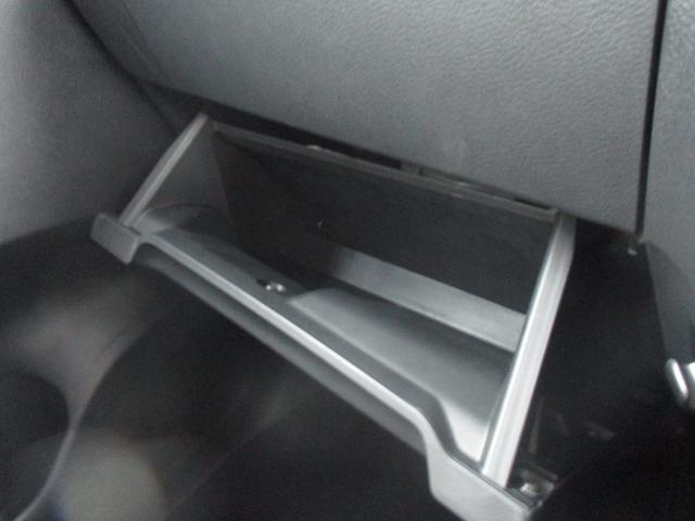 �y���[�X�y�[�X�z����ȑO�ɂ́A���[�X�y�[�X������܂��B�O���[�u�{�b�N�X�ɂ́A�Ԍ��؃u�b�N�����[����̂ɂ҂�����ł��B