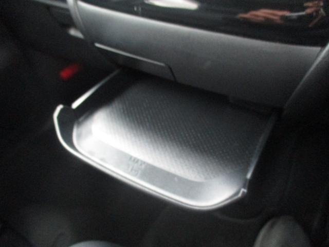 �y���[�X�y�[�X�z�C���p�l�����ɂ́A�Z���^�[�g���C�����Ă��܂��B�K�v�Ȏ��ɂ����Ǝ��o���āA�h�����N��u�����Ƃ��ł��܂��B