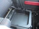【収納スペース】助手席シート下には収納スペースがあります!ケースごと取り外しができるので、汚れたものを入れることができます♪
