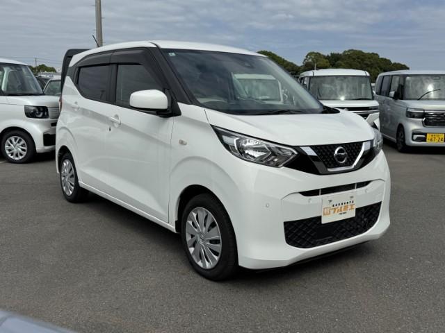 デイズ 　Ｂ　ＥＢ付　衝突軽減ブレーキ　パワーウィンドウ　マニュアルエアコン　電動格納ミラー　オートライト　アームレスト　ベンチシート　アイドリングストップ　キーレスエントリー　軽自動車（6枚目）