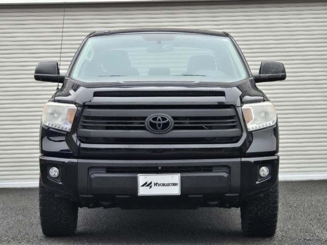 タンドラ クルーマックス　ＳＲ５　４ＷＤ　ＴＲＤオフロードＰＫＧ　新車並行輸入　ワンオーナー　ＢｌｕｅＴｏｏｔｈ　バックカメラ　２０インチＡＷ　グッドリットＡＴ　ＢＳＭ　トノカバー　前後コーナーセンサー　電動リアガラス　クルコン（3枚目）