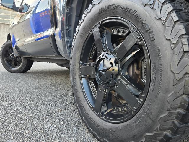 タンドラ クルーマックス　ＳＲ５　４ＷＤ　ＴＲＤオフロードＰＫＧ　新車並行輸入　ワンオーナー　ＢｌｕｅＴｏｏｔｈ　バックカメラ　２０インチＡＷ　グッドリットＡＴ　ＢＳＭ　トノカバー　前後コーナーセンサー　電動リアガラス　クルコン（10枚目）