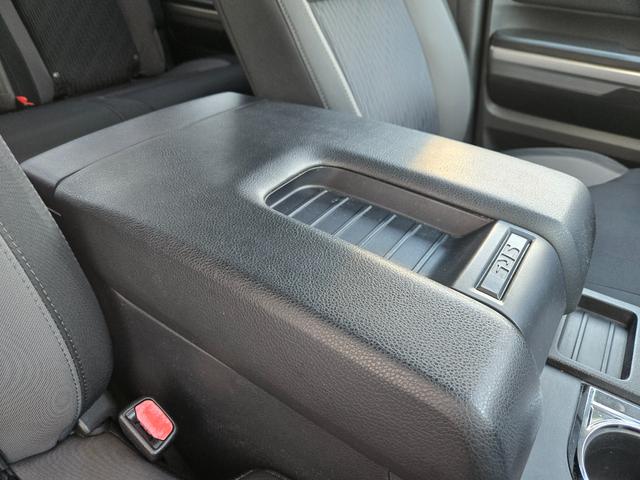 タンドラ クルーマックス　ＳＲ５　４ＷＤ　ＴＲＤオフロードＰＫＧ　新車並行輸入　ワンオーナー　ＢｌｕｅＴｏｏｔｈ　バックカメラ　２０インチＡＷ　グッドリットＡＴ　ＢＳＭ　トノカバー　前後コーナーセンサー　電動リアガラス　クルコン（16枚目）