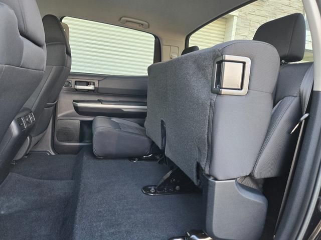 タンドラ クルーマックス　ＳＲ５　４ＷＤ　ＴＲＤオフロードＰＫＧ　新車並行輸入　ワンオーナー　ＢｌｕｅＴｏｏｔｈ　バックカメラ　２０インチＡＷ　グッドリットＡＴ　ＢＳＭ　トノカバー　前後コーナーセンサー　電動リアガラス　クルコン（29枚目）