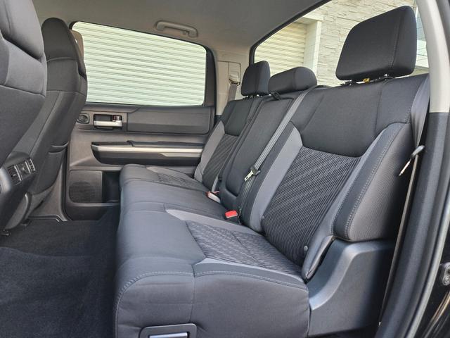 タンドラ クルーマックス　ＳＲ５　４ＷＤ　ＴＲＤオフロードＰＫＧ　新車並行輸入　ワンオーナー　ＢｌｕｅＴｏｏｔｈ　バックカメラ　２０インチＡＷ　グッドリットＡＴ　ＢＳＭ　トノカバー　前後コーナーセンサー　電動リアガラス　クルコン（30枚目）