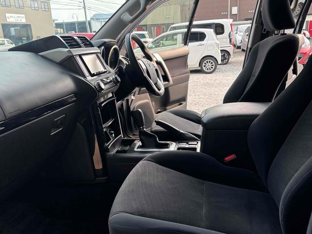 ランドクルーザープラド ＴＸ　４ＷＤ　サンルーフ　ナビ　オートライト　アルミホイール　スマートキー　電動格納ミラー　ＡＴ　盗難防止システム　衝突安全ボディ　ＡＢＳ　ＥＳＣ　エアコン　パワーステアリング　パワーウィンドウ（7枚目）