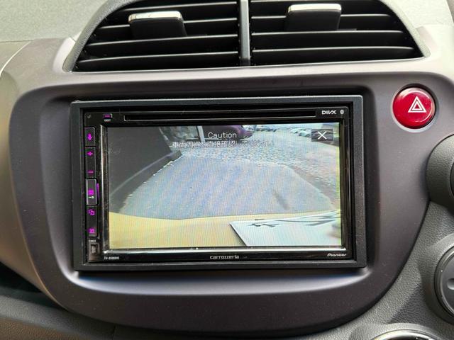 フィット ＲＳ・１０ｔｈアニバーサリー　ＥＴＣ　バックカメラ　アルミホイール　ＨＩＤ　キーレスエントリー　電動格納ミラー　ＭＴ　盗難防止システム　衝突安全ボディ　ＡＢＳ　ＣＤ　ＵＳＢ　Ｂｌｕｅｔｏｏｔｈ　エアコン　パワーステアリング（3枚目）