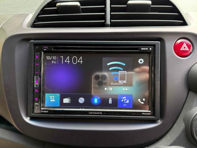 フィット ＲＳ・１０ｔｈアニバーサリー　ＥＴＣ　バックカメラ　アルミホイール　ＨＩＤ　キーレスエントリー　電動格納ミラー　ＭＴ　盗難防止システム　衝突安全ボディ　ＡＢＳ　ＣＤ　ＵＳＢ　Ｂｌｕｅｔｏｏｔｈ　エアコン　パワーステアリング（4枚目）