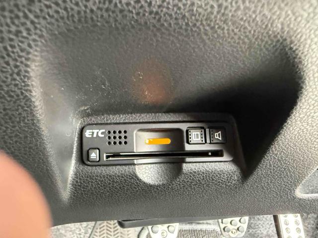 フィット ＲＳ・１０ｔｈアニバーサリー　ＥＴＣ　バックカメラ　アルミホイール　ＨＩＤ　キーレスエントリー　電動格納ミラー　ＭＴ　盗難防止システム　衝突安全ボディ　ＡＢＳ　ＣＤ　ＵＳＢ　Ｂｌｕｅｔｏｏｔｈ　エアコン　パワーステアリング（5枚目）