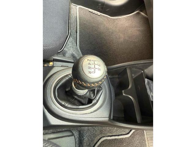 フィット ＲＳ・１０ｔｈアニバーサリー　ＥＴＣ　バックカメラ　アルミホイール　ＨＩＤ　キーレスエントリー　電動格納ミラー　ＭＴ　盗難防止システム　衝突安全ボディ　ＡＢＳ　ＣＤ　ＵＳＢ　Ｂｌｕｅｔｏｏｔｈ　エアコン　パワーステアリング（6枚目）