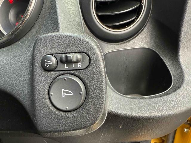 フィット ＲＳ・１０ｔｈアニバーサリー　ＥＴＣ　バックカメラ　アルミホイール　ＨＩＤ　キーレスエントリー　電動格納ミラー　ＭＴ　盗難防止システム　衝突安全ボディ　ＡＢＳ　ＣＤ　ＵＳＢ　Ｂｌｕｅｔｏｏｔｈ　エアコン　パワーステアリング（7枚目）