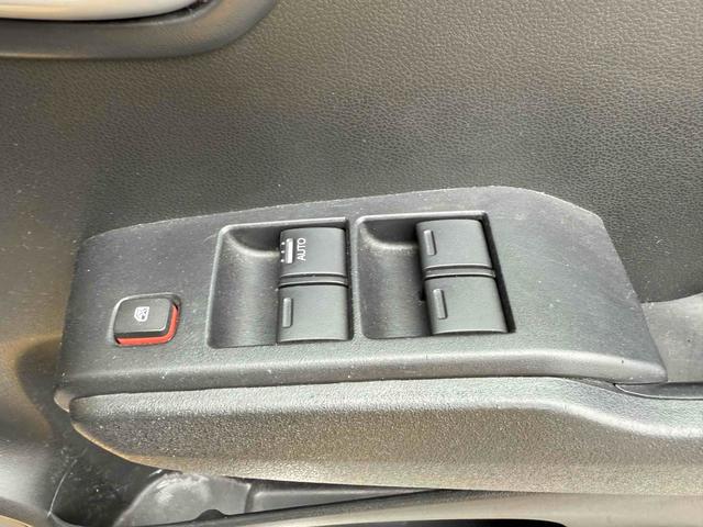 フィット ＲＳ・１０ｔｈアニバーサリー　ＥＴＣ　バックカメラ　アルミホイール　ＨＩＤ　キーレスエントリー　電動格納ミラー　ＭＴ　盗難防止システム　衝突安全ボディ　ＡＢＳ　ＣＤ　ＵＳＢ　Ｂｌｕｅｔｏｏｔｈ　エアコン　パワーステアリング（8枚目）