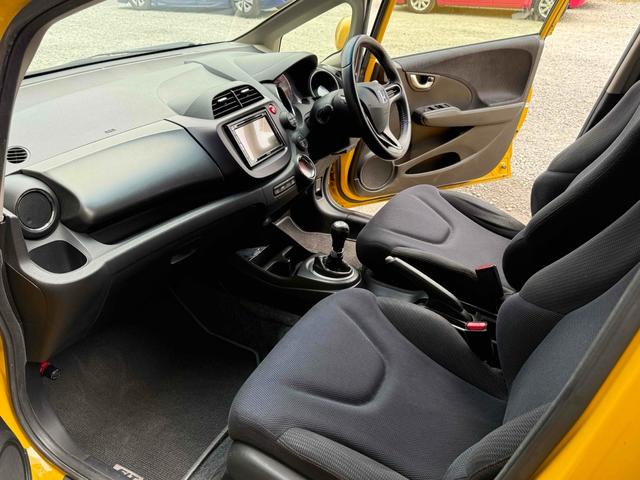 フィット ＲＳ・１０ｔｈアニバーサリー　ＥＴＣ　バックカメラ　アルミホイール　ＨＩＤ　キーレスエントリー　電動格納ミラー　ＭＴ　盗難防止システム　衝突安全ボディ　ＡＢＳ　ＣＤ　ＵＳＢ　Ｂｌｕｅｔｏｏｔｈ　エアコン　パワーステアリング（9枚目）