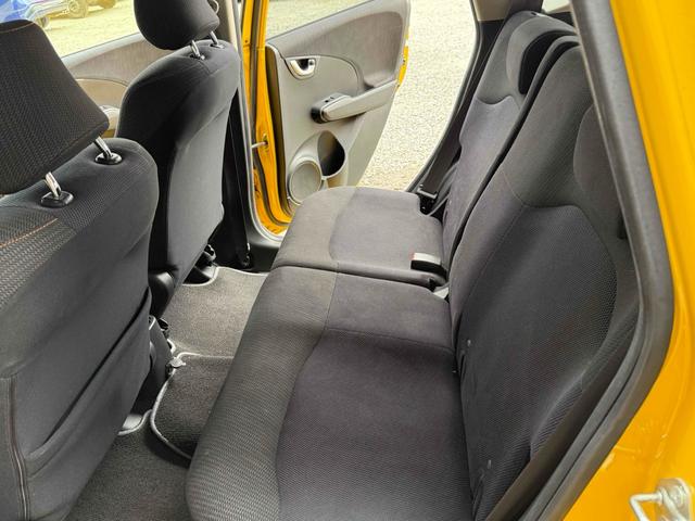 フィット ＲＳ・１０ｔｈアニバーサリー　ＥＴＣ　バックカメラ　アルミホイール　ＨＩＤ　キーレスエントリー　電動格納ミラー　ＭＴ　盗難防止システム　衝突安全ボディ　ＡＢＳ　ＣＤ　ＵＳＢ　Ｂｌｕｅｔｏｏｔｈ　エアコン　パワーステアリング（11枚目）