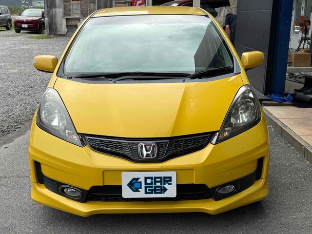 フィット ＲＳ・１０ｔｈアニバーサリー　ＥＴＣ　バックカメラ　アルミホイール　ＨＩＤ　キーレスエントリー　電動格納ミラー　ＭＴ　盗難防止システム　衝突安全ボディ　ＡＢＳ　ＣＤ　ＵＳＢ　Ｂｌｕｅｔｏｏｔｈ　エアコン　パワーステアリング（12枚目）