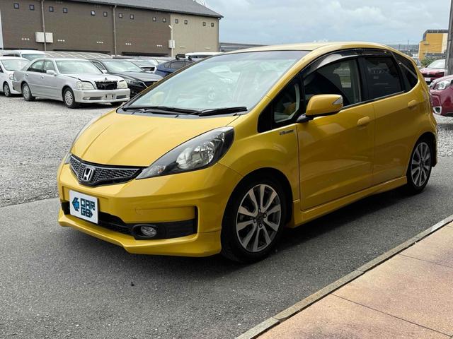 フィット ＲＳ・１０ｔｈアニバーサリー　ＥＴＣ　バックカメラ　アルミホイール　ＨＩＤ　キーレスエントリー　電動格納ミラー　ＭＴ　盗難防止システム　衝突安全ボディ　ＡＢＳ　ＣＤ　ＵＳＢ　Ｂｌｕｅｔｏｏｔｈ　エアコン　パワーステアリング（13枚目）