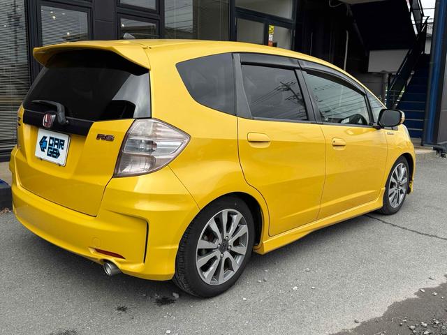 フィット ＲＳ・１０ｔｈアニバーサリー　ＥＴＣ　バックカメラ　アルミホイール　ＨＩＤ　キーレスエントリー　電動格納ミラー　ＭＴ　盗難防止システム　衝突安全ボディ　ＡＢＳ　ＣＤ　ＵＳＢ　Ｂｌｕｅｔｏｏｔｈ　エアコン　パワーステアリング（14枚目）