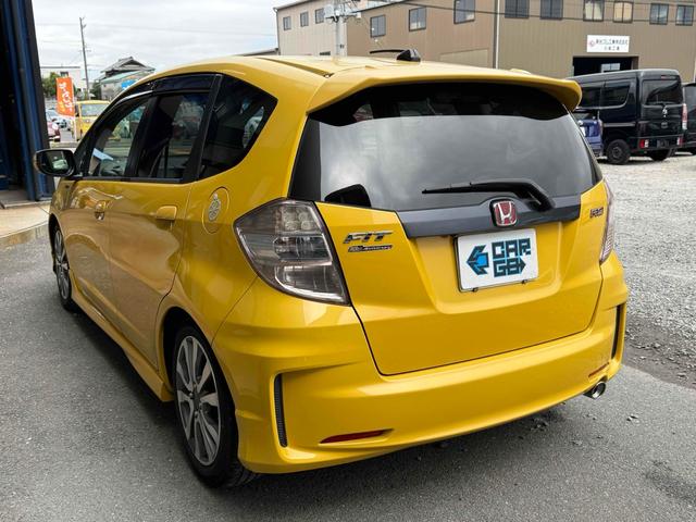 フィット ＲＳ・１０ｔｈアニバーサリー　ＥＴＣ　バックカメラ　アルミホイール　ＨＩＤ　キーレスエントリー　電動格納ミラー　ＭＴ　盗難防止システム　衝突安全ボディ　ＡＢＳ　ＣＤ　ＵＳＢ　Ｂｌｕｅｔｏｏｔｈ　エアコン　パワーステアリング（16枚目）