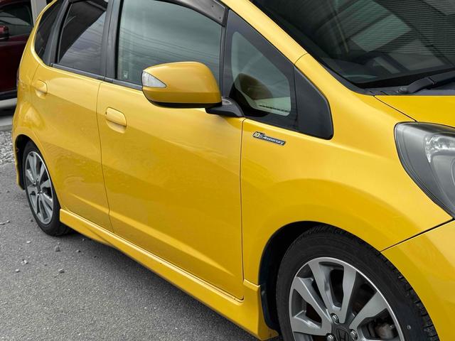 フィット ＲＳ・１０ｔｈアニバーサリー　ＥＴＣ　バックカメラ　アルミホイール　ＨＩＤ　キーレスエントリー　電動格納ミラー　ＭＴ　盗難防止システム　衝突安全ボディ　ＡＢＳ　ＣＤ　ＵＳＢ　Ｂｌｕｅｔｏｏｔｈ　エアコン　パワーステアリング（17枚目）