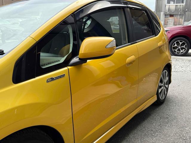 フィット ＲＳ・１０ｔｈアニバーサリー　ＥＴＣ　バックカメラ　アルミホイール　ＨＩＤ　キーレスエントリー　電動格納ミラー　ＭＴ　盗難防止システム　衝突安全ボディ　ＡＢＳ　ＣＤ　ＵＳＢ　Ｂｌｕｅｔｏｏｔｈ　エアコン　パワーステアリング（18枚目）