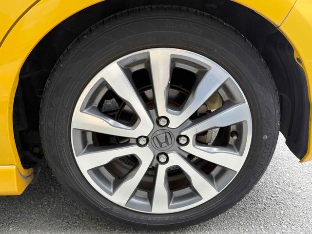 フィット ＲＳ・１０ｔｈアニバーサリー　ＥＴＣ　バックカメラ　アルミホイール　ＨＩＤ　キーレスエントリー　電動格納ミラー　ＭＴ　盗難防止システム　衝突安全ボディ　ＡＢＳ　ＣＤ　ＵＳＢ　Ｂｌｕｅｔｏｏｔｈ　エアコン　パワーステアリング（20枚目）
