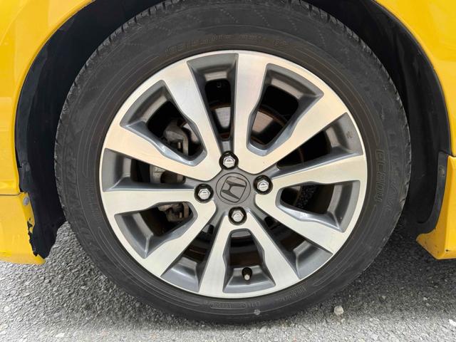 フィット ＲＳ・１０ｔｈアニバーサリー　ＥＴＣ　バックカメラ　アルミホイール　ＨＩＤ　キーレスエントリー　電動格納ミラー　ＭＴ　盗難防止システム　衝突安全ボディ　ＡＢＳ　ＣＤ　ＵＳＢ　Ｂｌｕｅｔｏｏｔｈ　エアコン　パワーステアリング（22枚目）