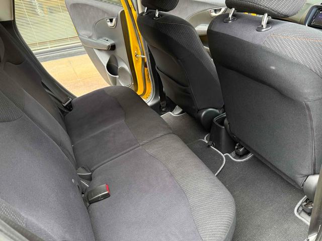 フィット ＲＳ・１０ｔｈアニバーサリー　ＥＴＣ　バックカメラ　アルミホイール　ＨＩＤ　キーレスエントリー　電動格納ミラー　ＭＴ　盗難防止システム　衝突安全ボディ　ＡＢＳ　ＣＤ　ＵＳＢ　Ｂｌｕｅｔｏｏｔｈ　エアコン　パワーステアリング（24枚目）