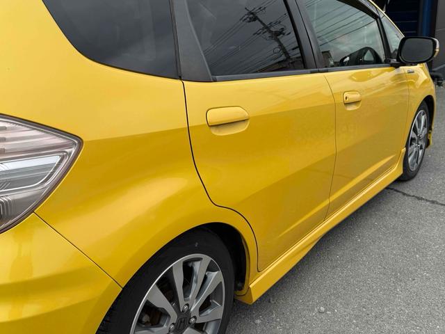 フィット ＲＳ・１０ｔｈアニバーサリー　ＥＴＣ　バックカメラ　アルミホイール　ＨＩＤ　キーレスエントリー　電動格納ミラー　ＭＴ　盗難防止システム　衝突安全ボディ　ＡＢＳ　ＣＤ　ＵＳＢ　Ｂｌｕｅｔｏｏｔｈ　エアコン　パワーステアリング（25枚目）