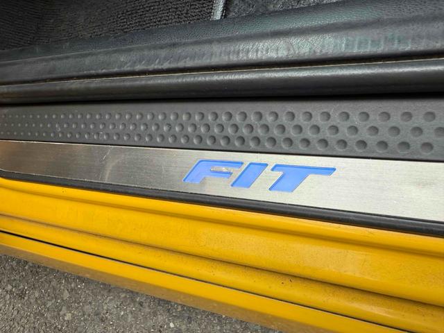 フィット ＲＳ・１０ｔｈアニバーサリー　ＥＴＣ　バックカメラ　アルミホイール　ＨＩＤ　キーレスエントリー　電動格納ミラー　ＭＴ　盗難防止システム　衝突安全ボディ　ＡＢＳ　ＣＤ　ＵＳＢ　Ｂｌｕｅｔｏｏｔｈ　エアコン　パワーステアリング（28枚目）