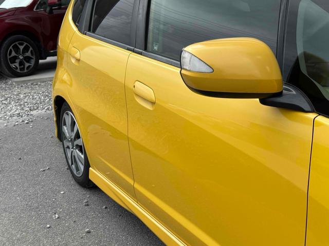 フィット ＲＳ・１０ｔｈアニバーサリー　ＥＴＣ　バックカメラ　アルミホイール　ＨＩＤ　キーレスエントリー　電動格納ミラー　ＭＴ　盗難防止システム　衝突安全ボディ　ＡＢＳ　ＣＤ　ＵＳＢ　Ｂｌｕｅｔｏｏｔｈ　エアコン　パワーステアリング（30枚目）