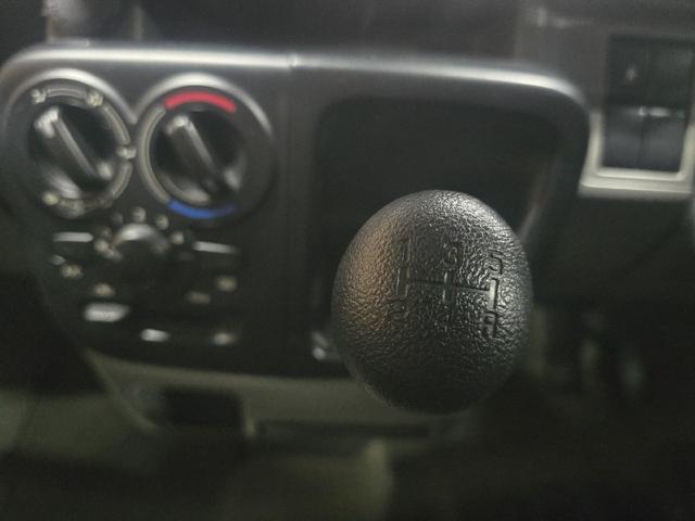 エブリイ ジョインターボ　両側スライドドア　電動格納ミラー　ＭＴ　盗難防止システム　ＡＢＳ　ＣＤ　アルミホイール　衝突安全ボディ　エアコン　パワーステアリング　パワーウィンドウ（4枚目）