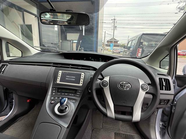 プリウス S ETC バックカメラ ナビ TV アルミホイール オートライト CVT スマートキー アイドリングストップ 電動格納ミラー 盗難防止システム CD ミュージックプレイヤー接続可 衝突安全ボディ ABS(2枚目)