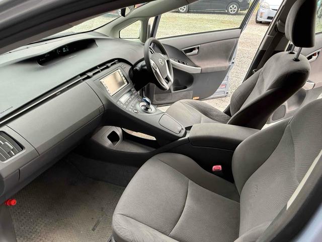 プリウス S ETC バックカメラ ナビ TV アルミホイール オートライト CVT スマートキー アイドリングストップ 電動格納ミラー 盗難防止システム CD ミュージックプレイヤー接続可 衝突安全ボディ ABS(11枚目)
