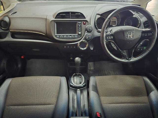 フィットシャトルハイブリッド ハイブリッド・ナビプレミアムセレクション　ハイブリッド　バックカメラ　ナビ　ＴＶ　クリアランスソナー　オートクルーズコントロール　ＨＩＤ　スマートキー　電動格納ミラー　ＣＶＴ　盗難防止システム　衝突安全ボディ　アルミホイール　ＣＤ　ＡＢＳ（2枚目）