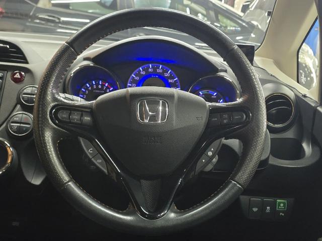 フィットシャトルハイブリッド ハイブリッド・ナビプレミアムセレクション　ハイブリッド　バックカメラ　ナビ　ＴＶ　クリアランスソナー　オートクルーズコントロール　ＨＩＤ　スマートキー　電動格納ミラー　ＣＶＴ　盗難防止システム　衝突安全ボディ　アルミホイール　ＣＤ　ＡＢＳ（3枚目）