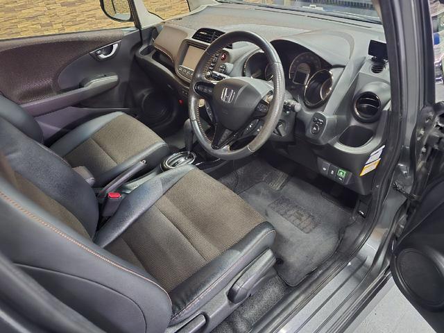 フィットシャトルハイブリッド ハイブリッド・ナビプレミアムセレクション　ハイブリッド　バックカメラ　ナビ　ＴＶ　クリアランスソナー　オートクルーズコントロール　ＨＩＤ　スマートキー　電動格納ミラー　ＣＶＴ　盗難防止システム　衝突安全ボディ　アルミホイール　ＣＤ　ＡＢＳ（11枚目）