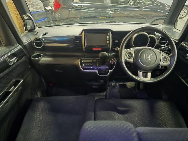 Ｎ－ＢＯＸ＋カスタム Ｇ・ターボパッケージ　バックカメラ　両側電動スライドドア　ＴＶ　オートクルーズコントロール　オートライト　ＨＩＤ　スマートキー　ベンチシート　後席モニター　ＣＶＴ　盗難防止システム　ＡＢＳ　ＥＳＣ　ＣＤ　ＤＶＤ再生　ＵＳＢ（2枚目）