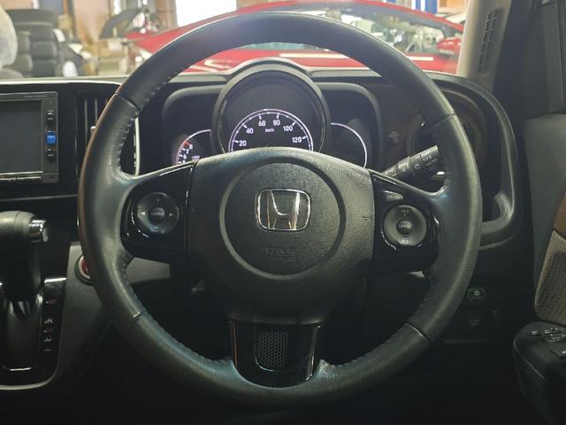 Ｎ－ＯＮＥ プレミアムＳＳブラウンスタイルパッケージ　バックカメラ　ＴＶ　オートクルーズコントロール　衝突被害軽減システム　オートライト　ＨＩＤ　スマートキー　アイドリングストップ　電動格納ミラー　ベンチシート　ＣＶＴ　盗難防止システム　ＡＢＳ　ＥＳＣ（3枚目）