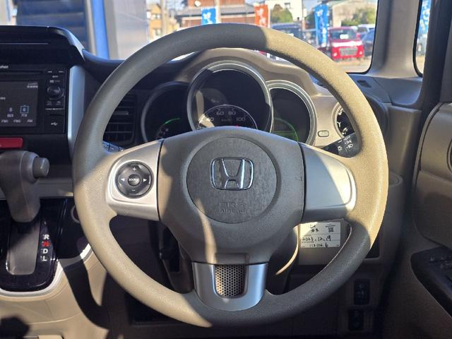 Ｎ－ＢＯＸ Ｇ・Ｌパッケージ　両側スライド・片側電動　ＴＶ　衝突被害軽減システム　スマートキー　アイドリングストップ　電動格納ミラー　ベンチシート　ＣＶＴ　盗難防止システム　ＡＢＳ　ＥＳＣ　ＣＤ　ＵＳＢ　衝突安全ボディ　エアコン（3枚目）