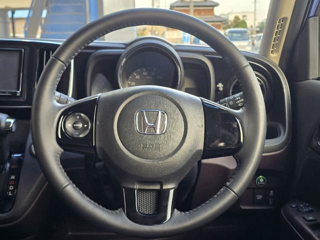 Ｎ－ＯＮＥ プレミアム　バックカメラ　ナビ　ＴＶ　衝突被害軽減システム　オートライト　ＨＩＤ　スマートキー　アイドリングストップ　ベンチシート　ＣＶＴ　盗難防止システム　ＡＢＳ　ＥＳＣ　チップアップシート（3枚目）