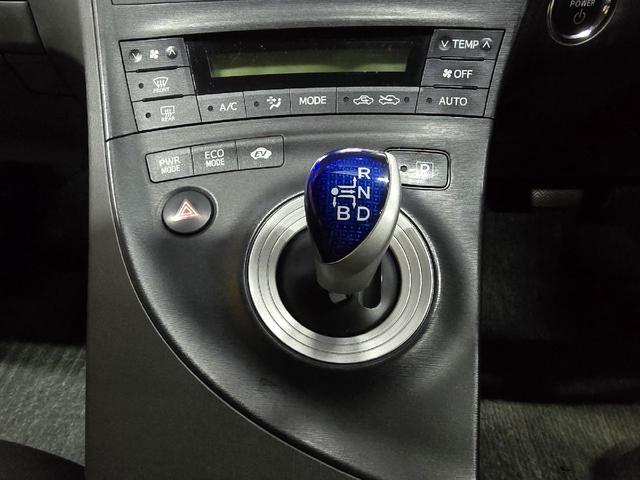 プリウス Ｓ　バックカメラ　アルミホイール　ＣＶＴ　スマートキー　アイドリングストップ　電動格納ミラー　盗難防止システム　衝突安全ボディ　ＡＢＳ　ＥＳＣ　エアコン　パワーステアリング　パワーウィンドウ（5枚目）