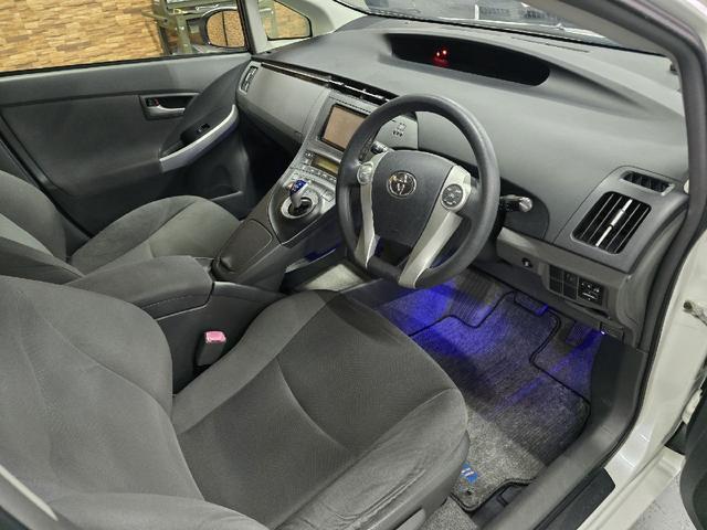 プリウス Ｓ　バックカメラ　アルミホイール　ＣＶＴ　スマートキー　アイドリングストップ　電動格納ミラー　盗難防止システム　衝突安全ボディ　ＡＢＳ　ＥＳＣ　エアコン　パワーステアリング　パワーウィンドウ（9枚目）